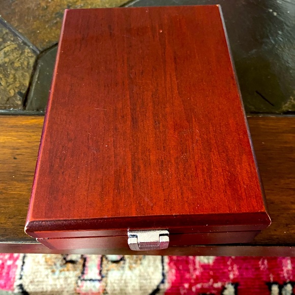 Nice Boxed Set of Wine Stoppers – Two Sizes. - Picture 7 of 8